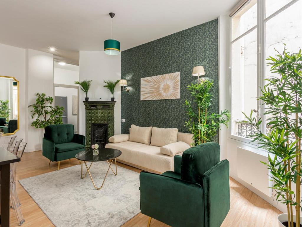 - un salon avec un canapé, des chaises et une cheminée dans l'établissement Merveil - Family Suite - Marais - Martin III, à Paris