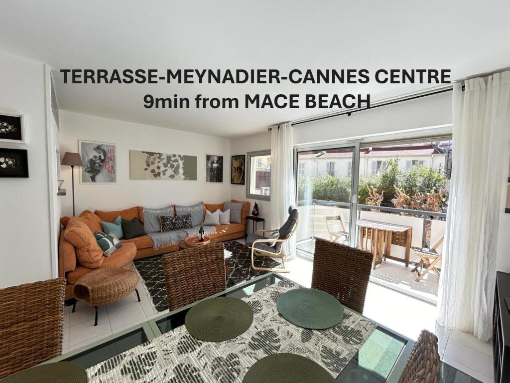 un salon avec un canapé et une table dans l'établissement 3 PIECES EN DUPLEX - calme proche Croisette A2B234, à Cannes