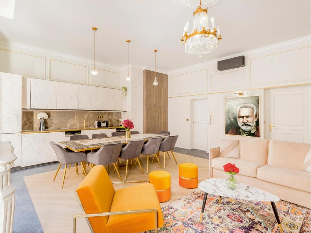 une cuisine et un salon avec une table et des chaises dans l'établissement Merveil - Luxury Suite - Louvre - Therese, à Paris