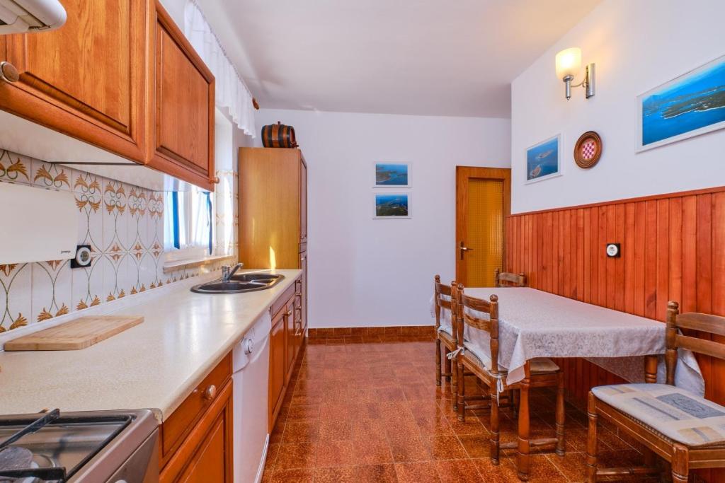 Kuchyň nebo kuchyňský kout v ubytování House Katarina with sea view and berth