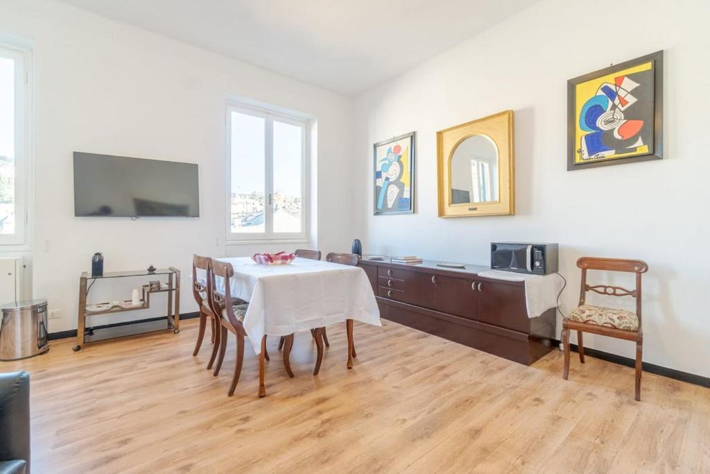 Una televisión o centro de entretenimiento en Garibaldino al palazzo dei rolli nel cuore della città