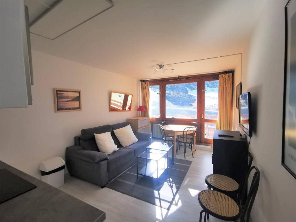 un salon avec un canapé et une table dans l'établissement Studio 4 pers - balcon sud pieds des pistes - FR-1-404-4, à La Mongie
