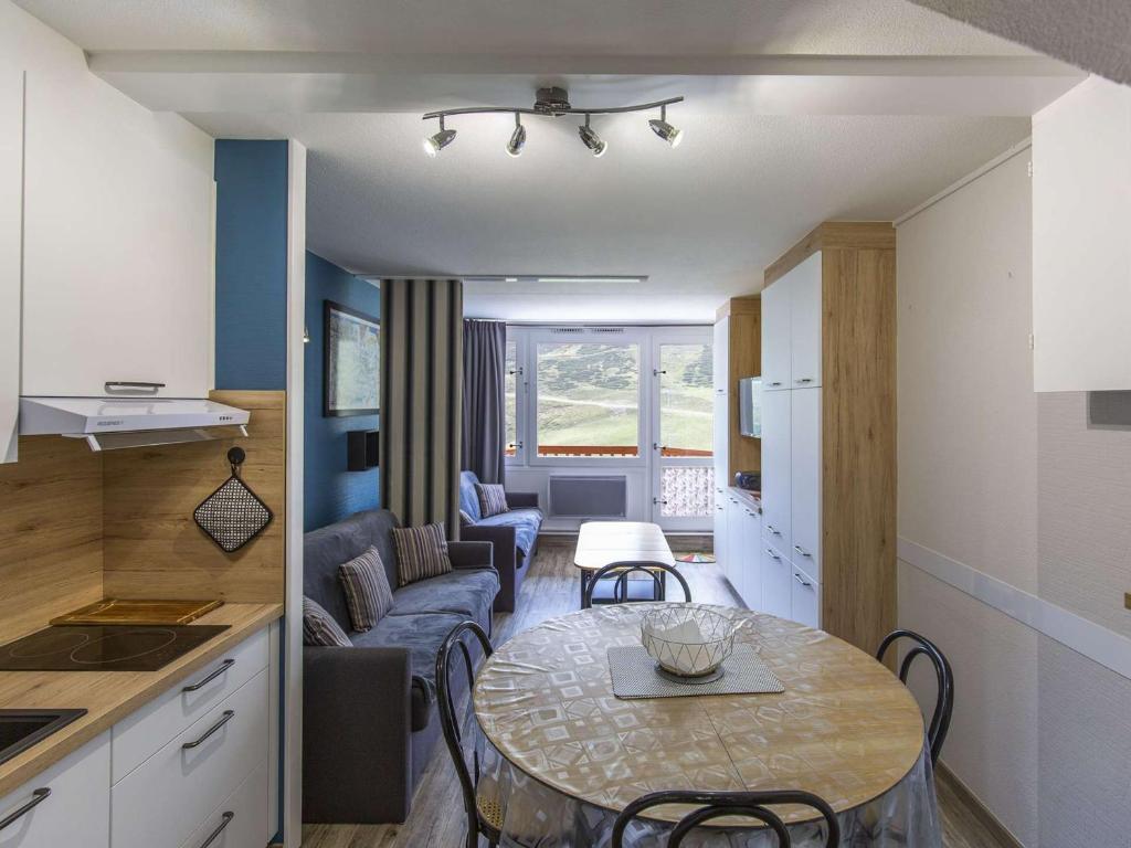 Il dispose d'une cuisine et d'un salon avec une table et un canapé. dans l'établissement Charmant studio 4 pers, balcon sud face pistes, cuisine équipée, skis aux pieds - La Mongie - FR-1-404-7, à La Mongie