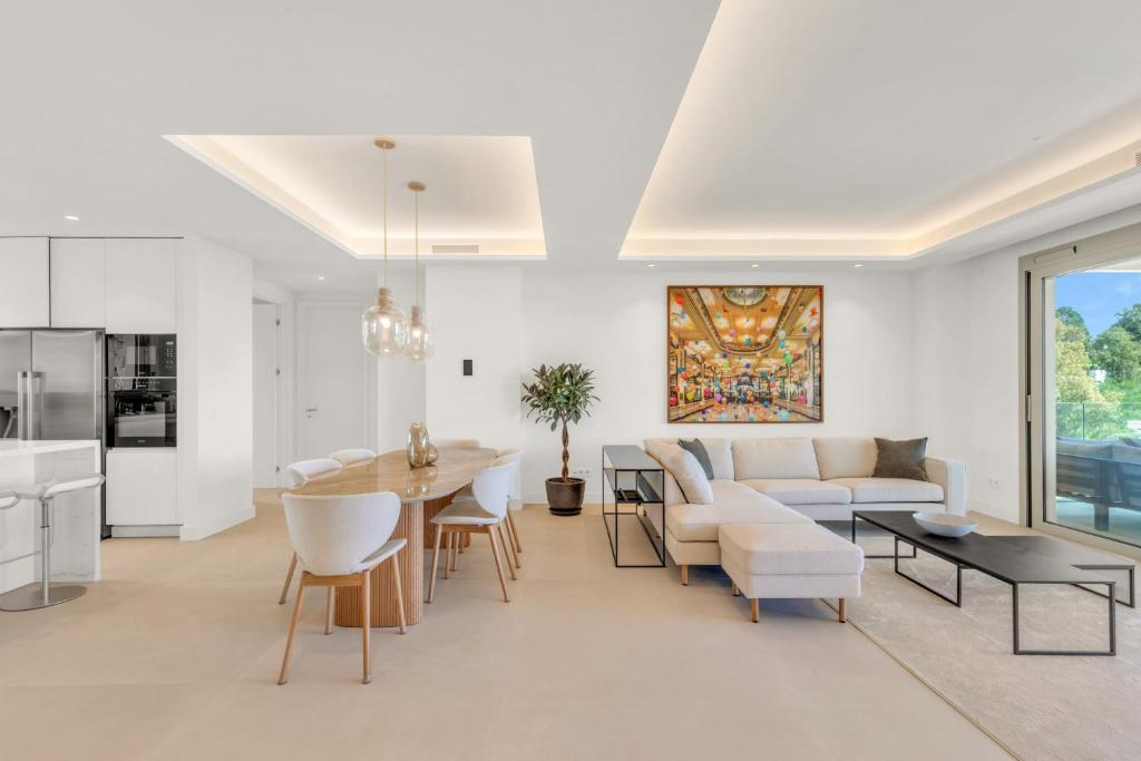 Benalus II Luxury Apartment by Finest Rentals