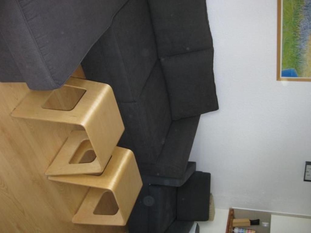 un escalier avec une sculpture d'un costume sur le mur dans l'établissement Appartement 6 pers – Balcon sud – Pied des pistes – La Mongie - FR-1-404-121, à La Mongie