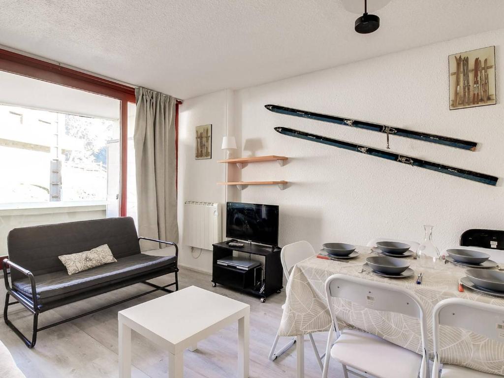 un salon avec une table et un canapé dans l'établissement Studio cabine pour 5 à La Mongie - Proche des pistes, balcon, casier à ski - FR-1-404-128, à La Mongie
