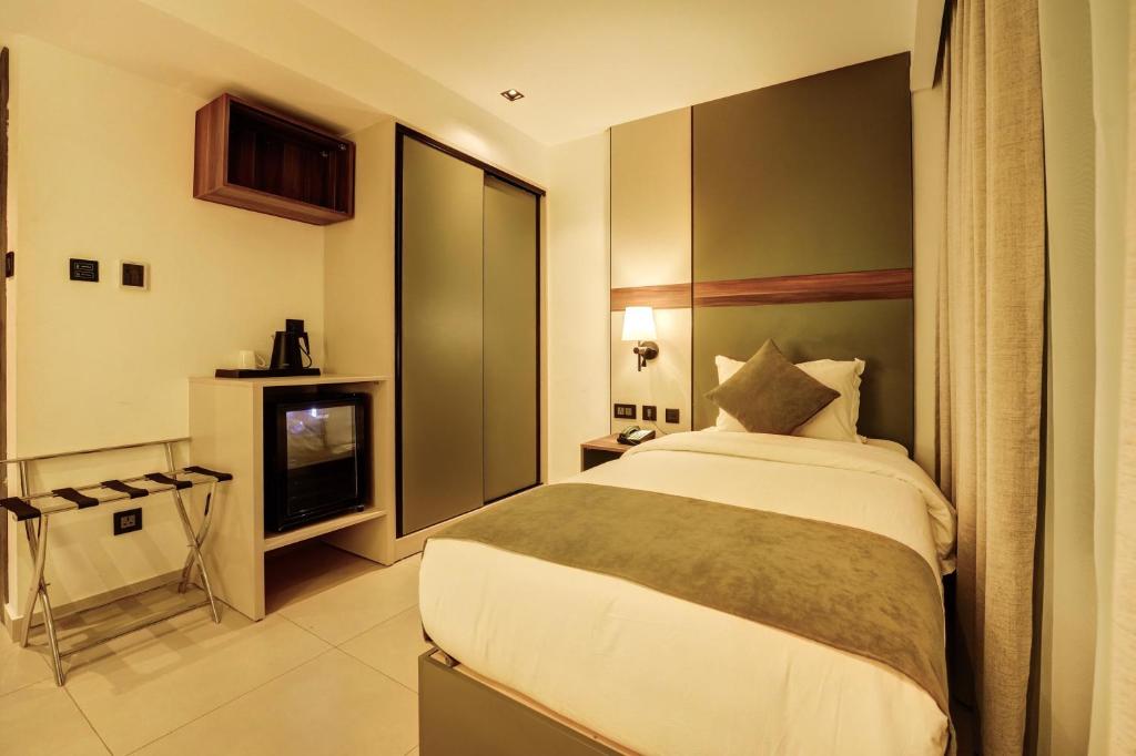 Postel nebo postele na pokoji v ubytování Coral Beach Hotel & Spa