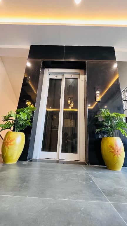 Exteriér nebo vchod ubytování THE PLAZA, Very Close to Indira Gandhi Square, Near Sri Kamatchi Hotel, 100 feet Road, PONDICHERRY - JR Groups