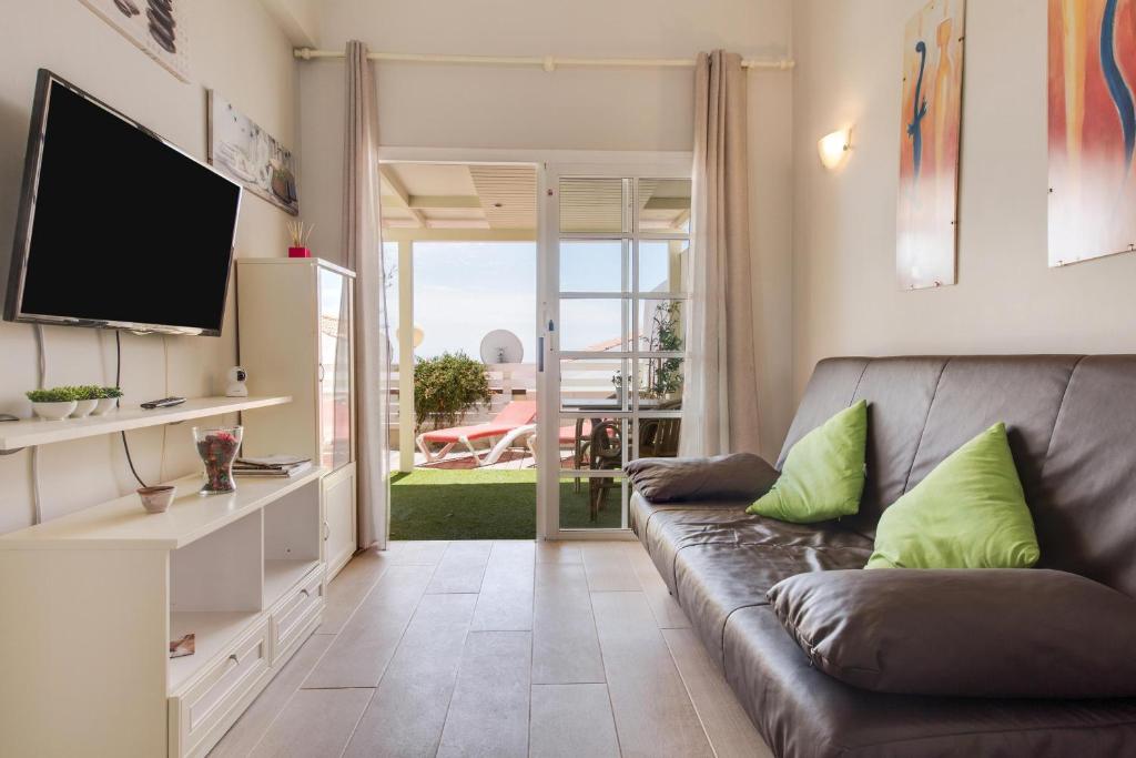 A television and/or entertainment centre at Caleta Beach Deluxe