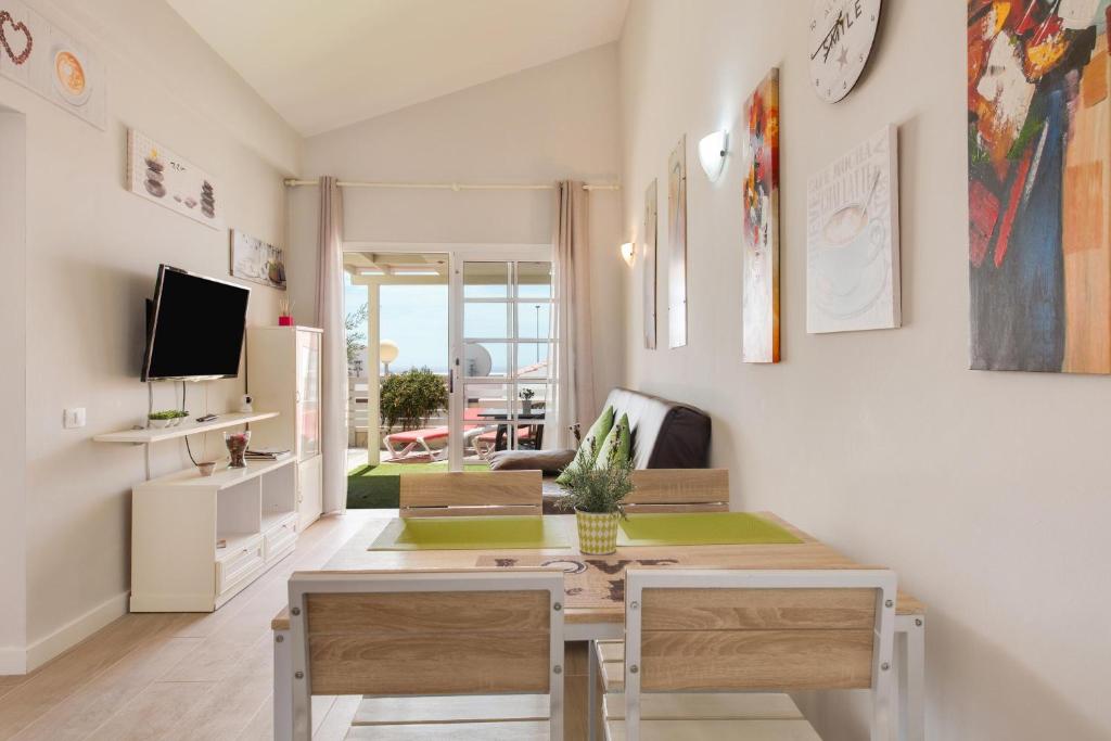 A television and/or entertainment centre at Caleta Beach Deluxe