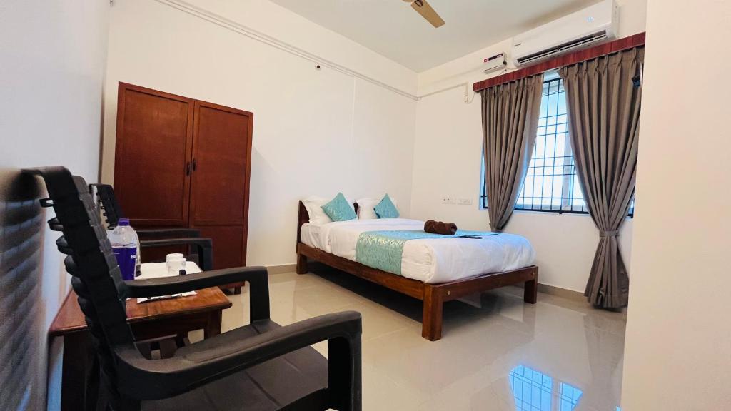 Postel nebo postele na pokoji v ubytování THE PLAZA, Very Close to Indira Gandhi Square, Near Sri Kamatchi Hotel, 100 feet Road, PONDICHERRY - JR Groups