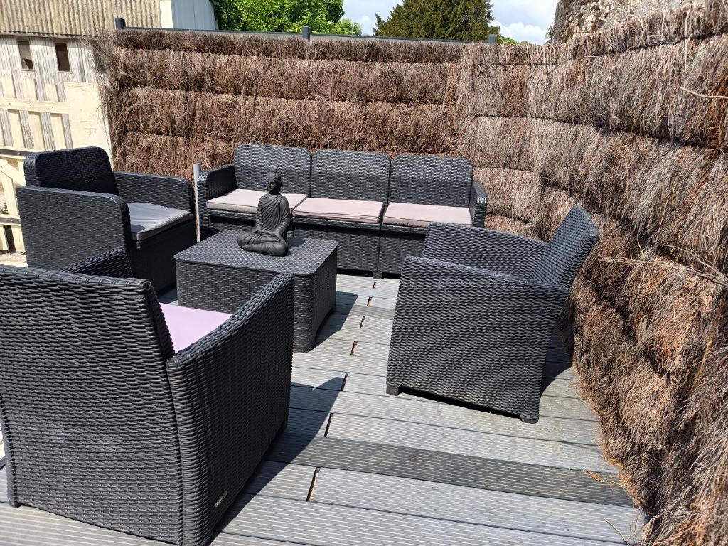 Część wypoczynkowa w obiekcie La talonnière, maison de village avec terrasse et 3 chambres