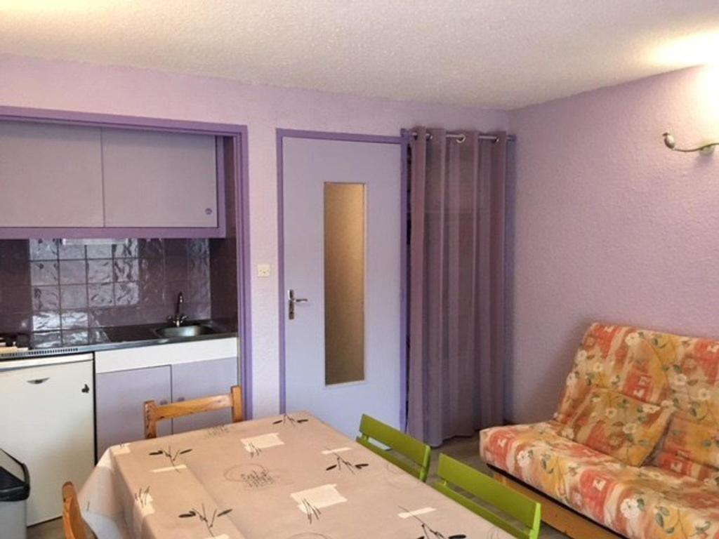 - une petite cuisine avec une table et un canapé dans l'établissement Studio Cabine 4 Pers. - Balcon, Parking Couvert, à 50m des Pistes - FR-1-404-209, à La Mongie
