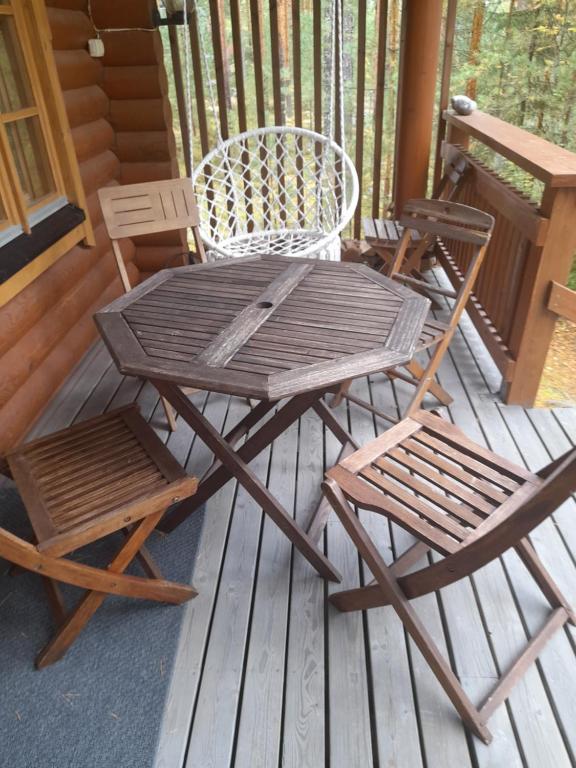 Balkón nebo terasa v ubytování Poukama Cottage Päijätsalo