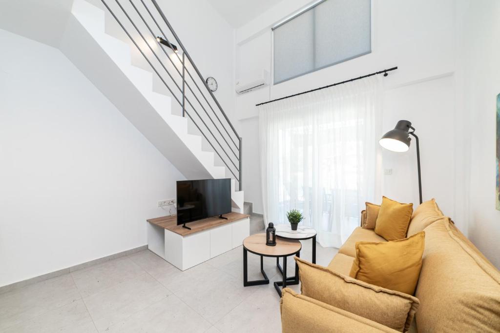 TV a/nebo společenská místnost v ubytování Danai & Palm Residential Complexes