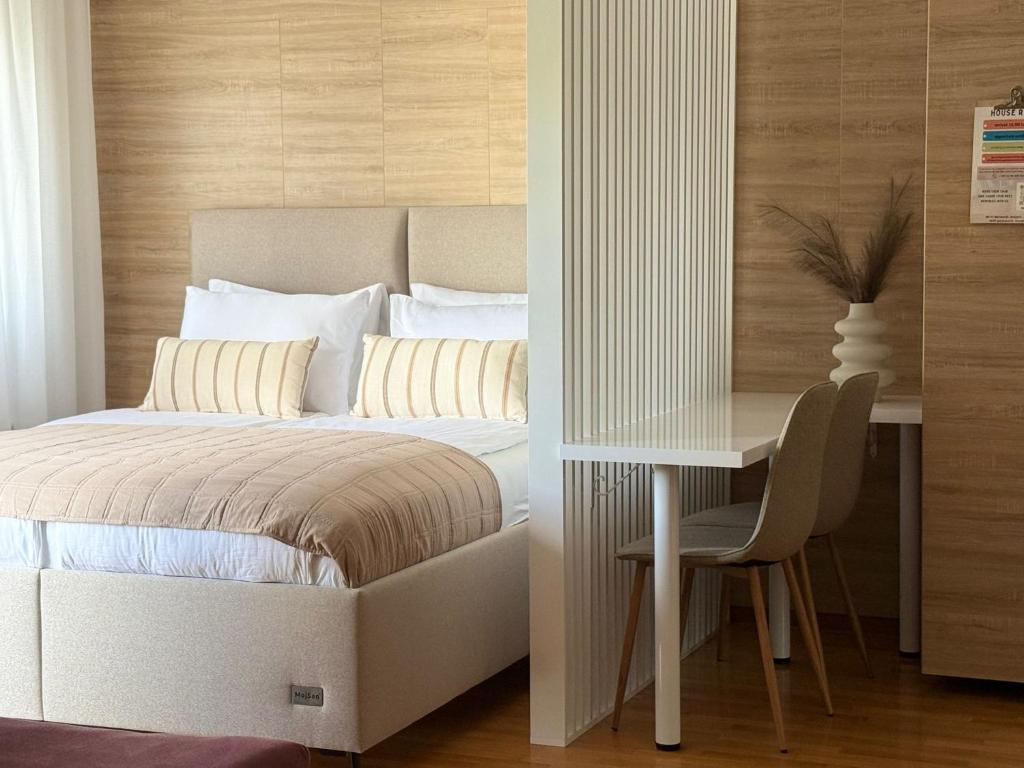 Postel nebo postele na pokoji v ubytování Merak - Two bedroom apartment- Free parking