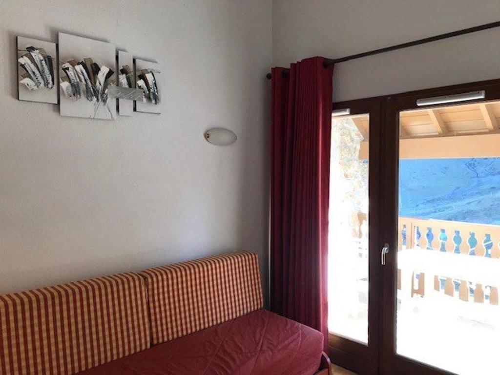 Cette chambre dispose d'une fenêtre, d'un canapé et d'une porte. dans l'établissement Duplex Cosy 7 pers. avec Piscine, Fitness et Proximité Pistes à La Mongie - FR-1-404-311, à Bagnères-de-Bigorre