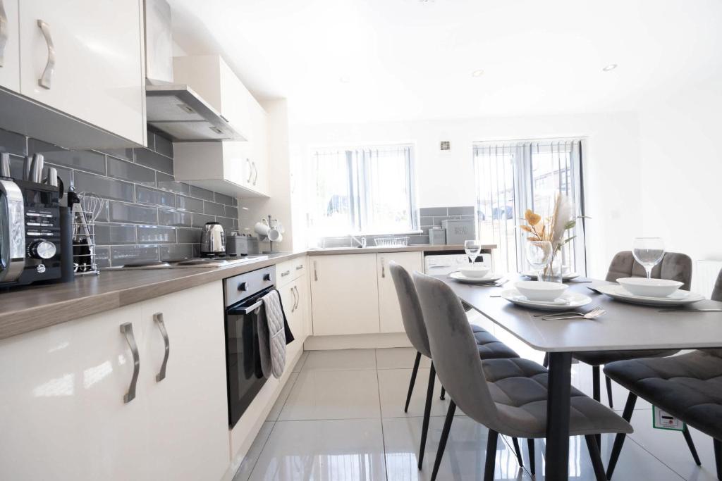 Kuchyň nebo kuchyňský kout v ubytování Contemporary 3 Bedroom Home with Garden & Parking