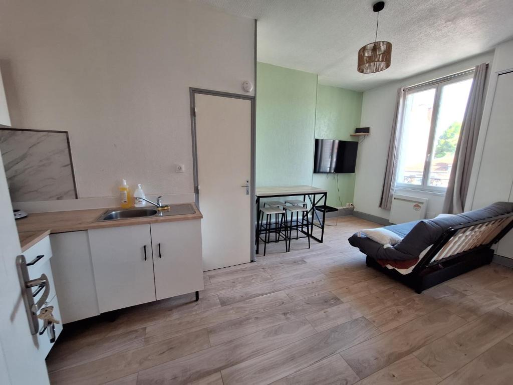 TV a/nebo společenská místnost v ubytování Appartement 2eme étage