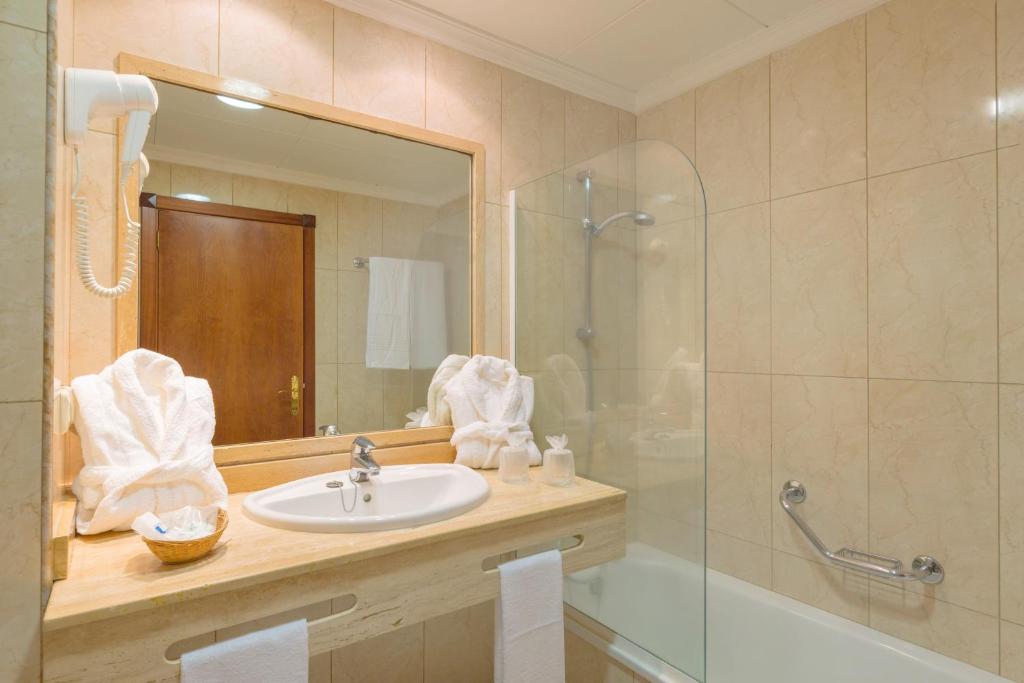 Vannas istaba naktsmītnē Complejo BLUESEA Puerto Resort compuesto por Hotel Canarife y Bonanza Palace