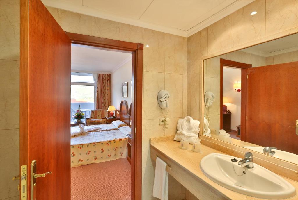 Vannas istaba naktsmītnē Complejo BLUESEA Puerto Resort compuesto por Hotel Canarife y Bonanza Palace