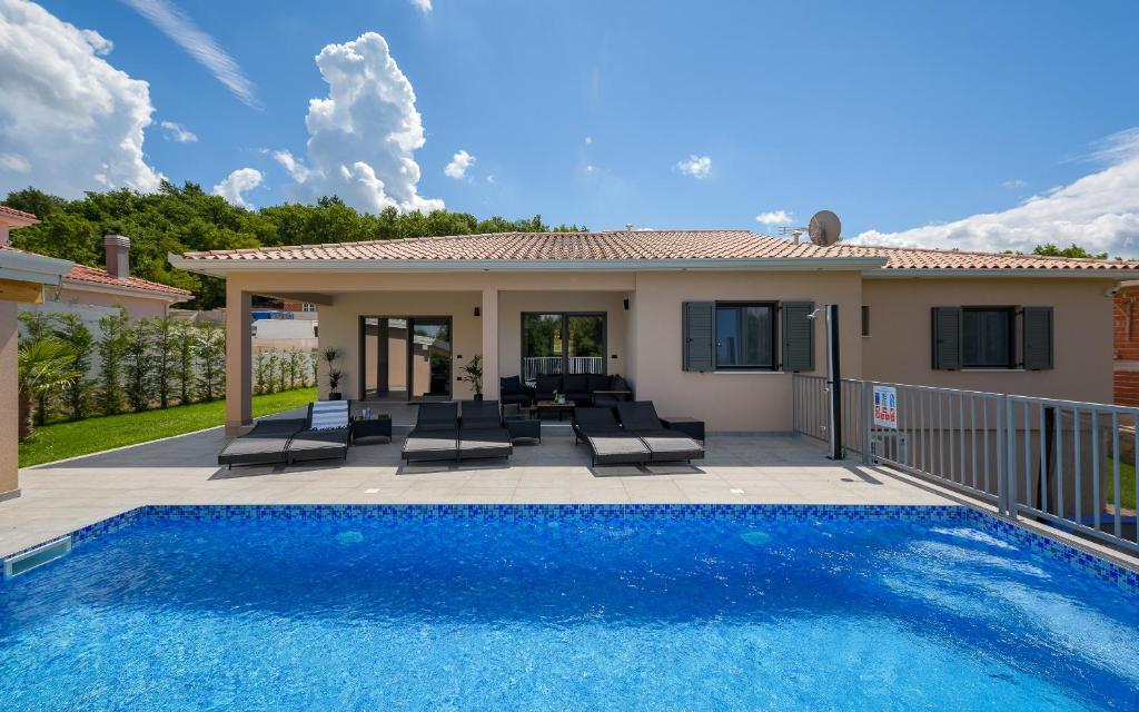 Swimmingpoolen hos eller tæt på Villa Paradise