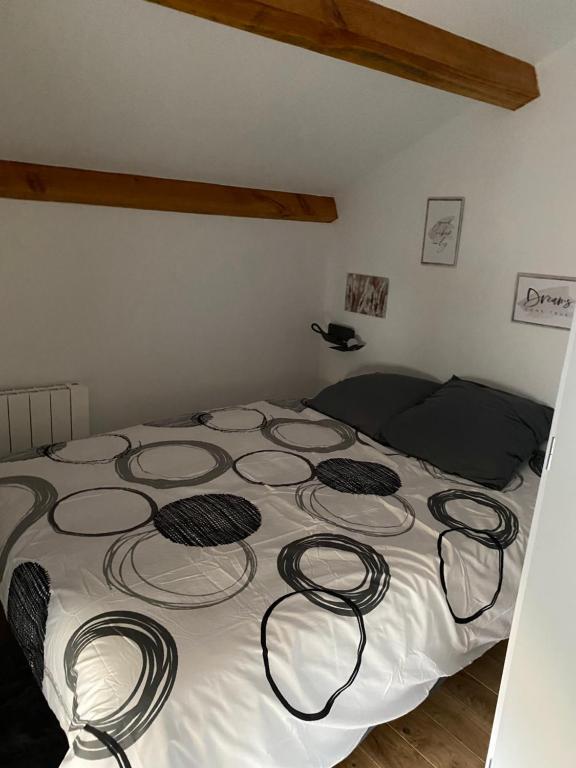 Postel nebo postele na pokoji v ubytování Maison côté Auvergne