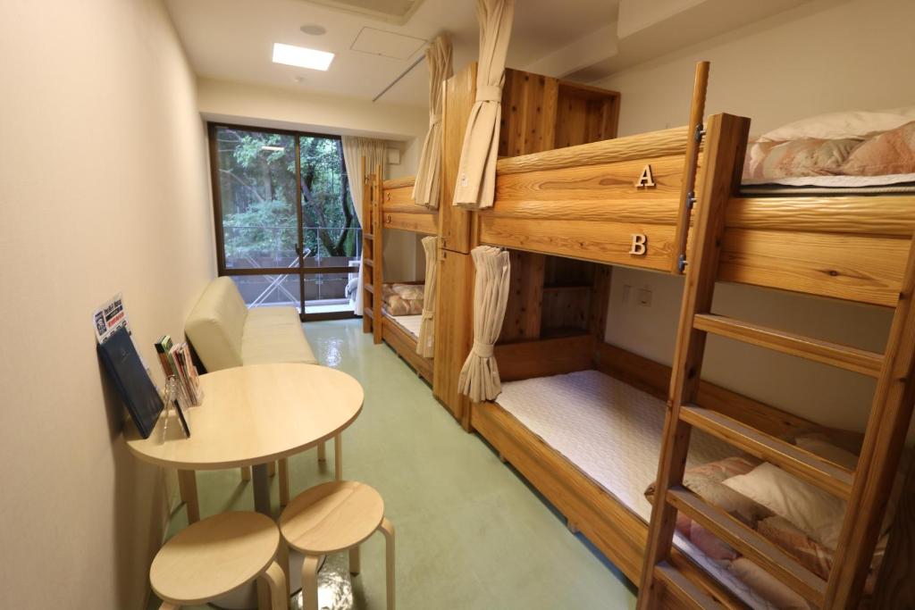 Postel nebo postele na pokoji v ubytování Kyoto Utano Youth Hostel