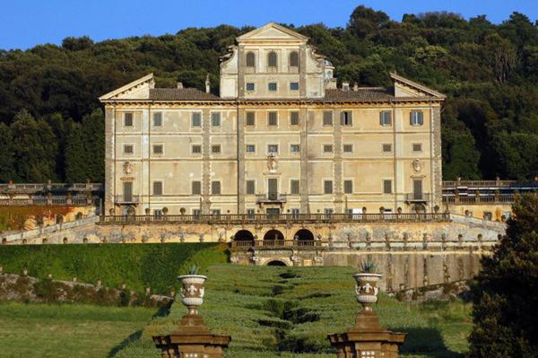 a large building with a yard in front of it at Casa Eliana in Marino