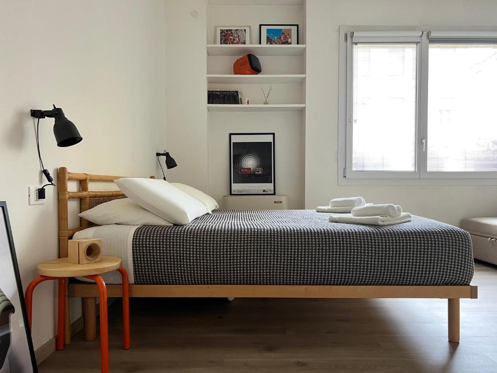 1 dormitorio con 1 cama y chimenea en Centro Storico e Piazze - Free WiFi - Suite Antenore Deluxe, en Padua