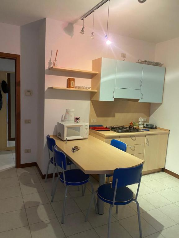Kuchyň nebo kuchyňský kout v ubytování Mini appartamento blu