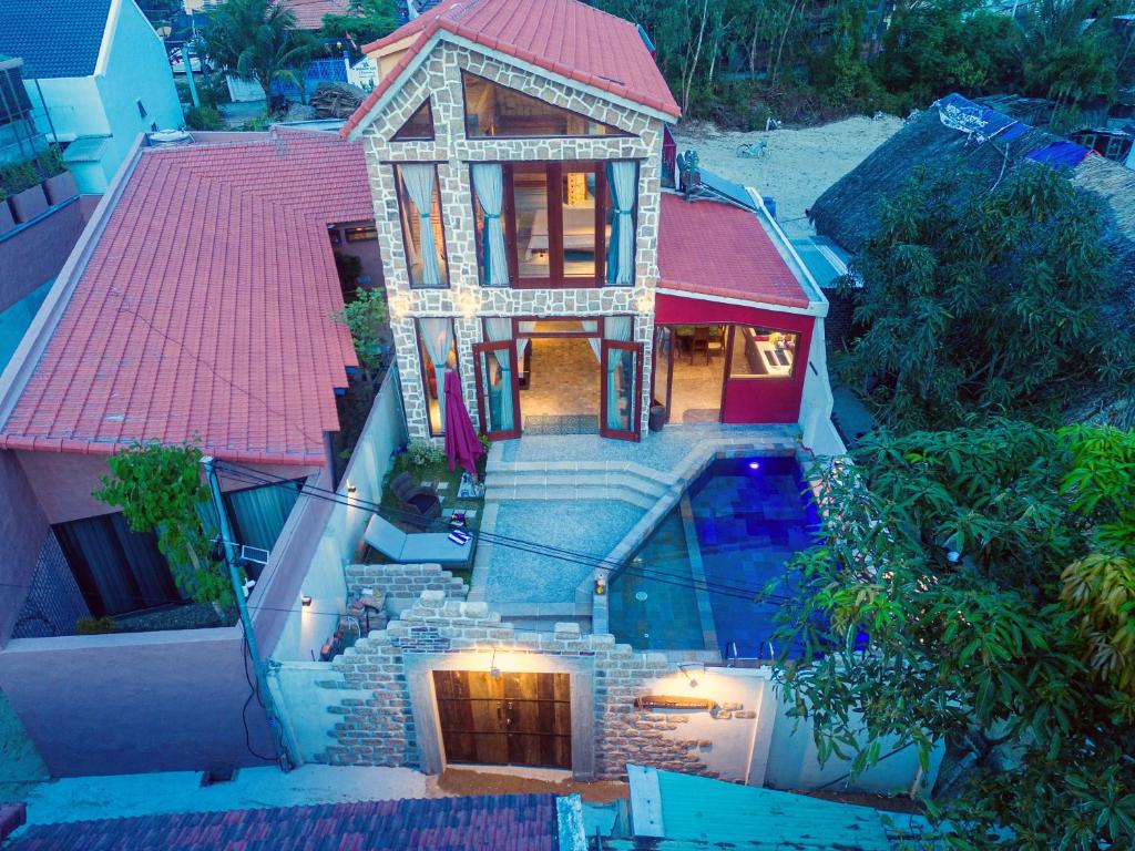 an aerial view of a house with a swimming pool at La Rocca An Bang Beach in An Bàn (2)