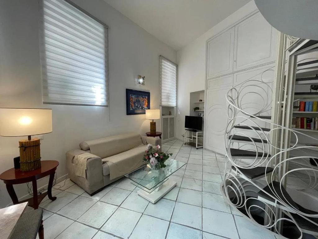 Televízia a/alebo spoločenská miestnosť v ubytovaní Comfortable Apartment in the Heart of Rome, 65m², City View