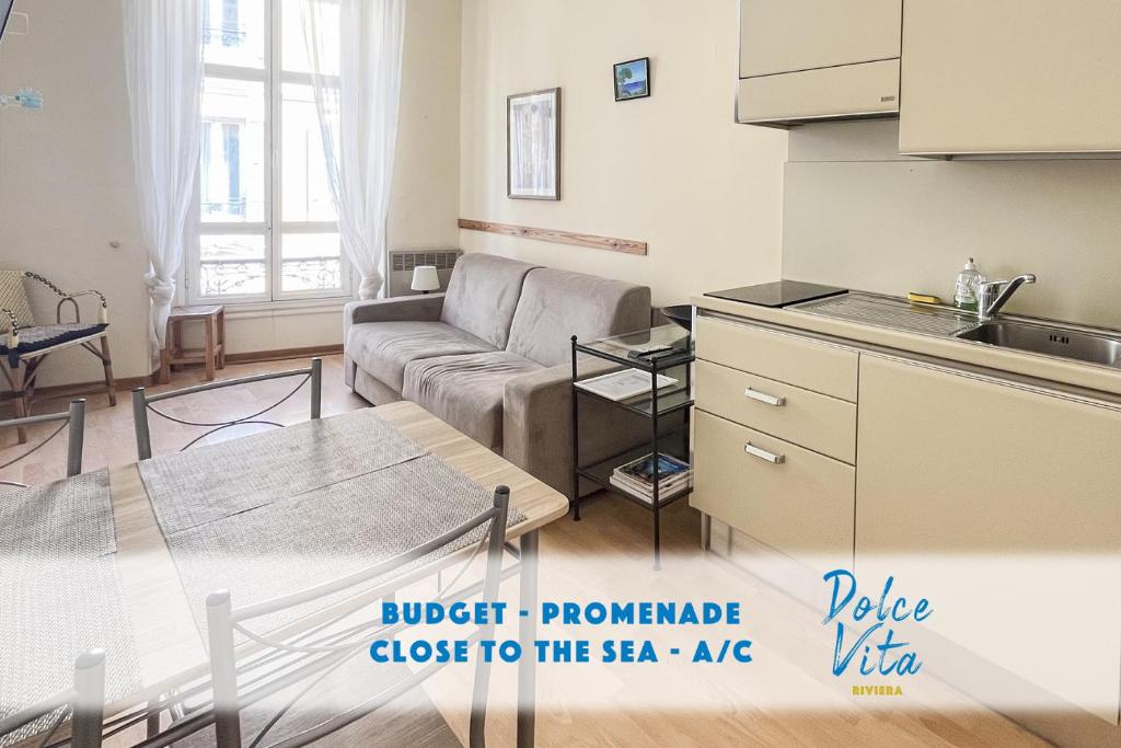 un salon avec un canapé et une table dans l'établissement Nice 66 4 Pers AC WiFi, à Nice