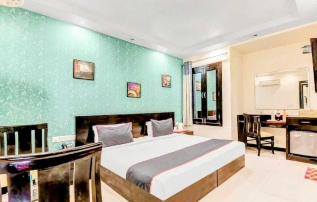 Postel nebo postele na pokoji v ubytování Premium Stays In Paschim Vihar