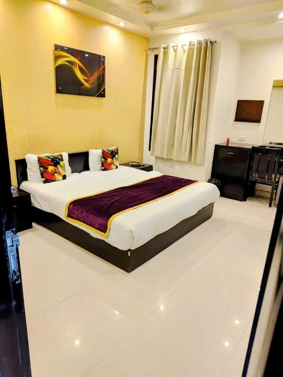 Postel nebo postele na pokoji v ubytování Premium Stays In Paschim Vihar