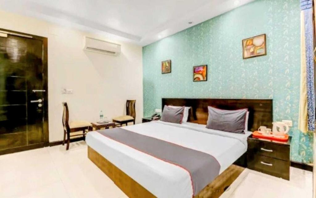 Postel nebo postele na pokoji v ubytování Premium Stays In Paschim Vihar