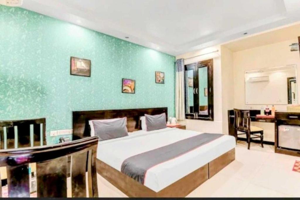 Postel nebo postele na pokoji v ubytování Premium Stays In Paschim Vihar