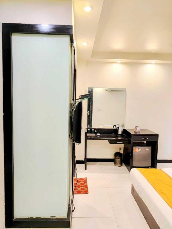 Postel nebo postele na pokoji v ubytování Premium Stays In Paschim Vihar