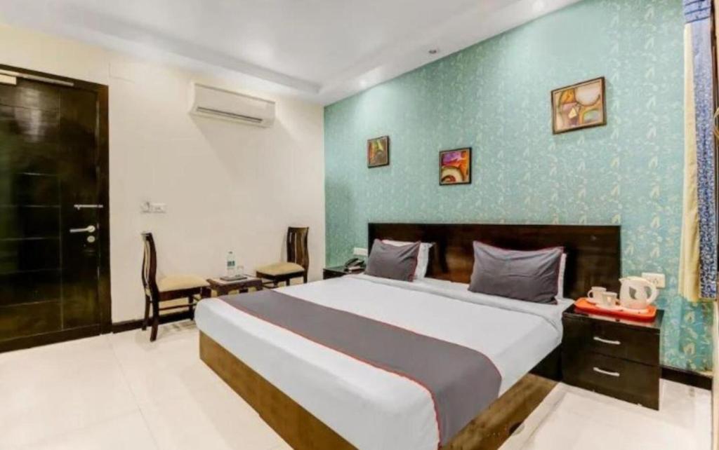 Postel nebo postele na pokoji v ubytování Premium Stays In Paschim Vihar