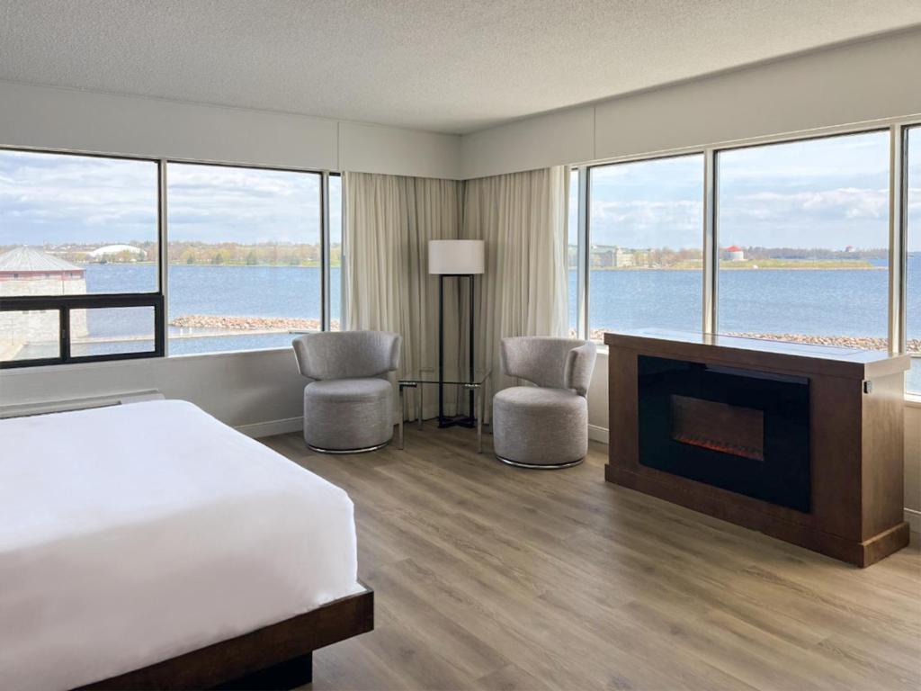 Postel nebo postele na pokoji v ubytování Delta Hotels by Marriott Kingston Waterfront