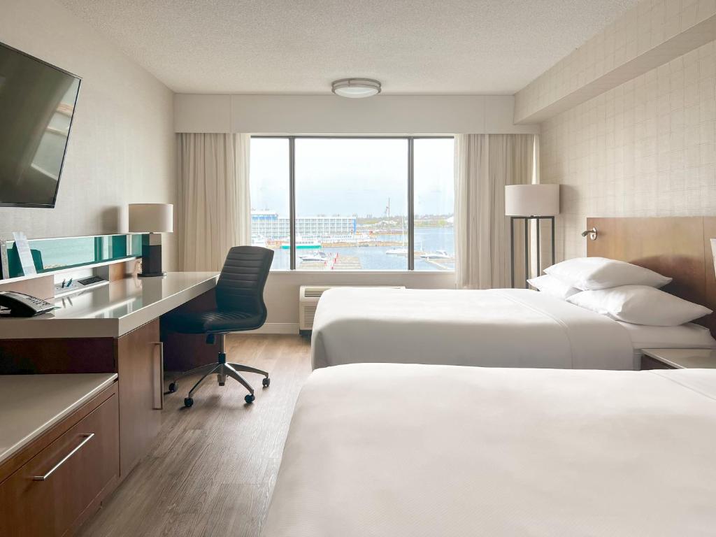 Postel nebo postele na pokoji v ubytování Delta Hotels by Marriott Kingston Waterfront