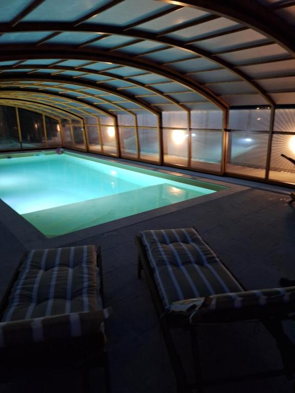 Bazén v ubytování Chalet d' amour nebo v jeho okolí