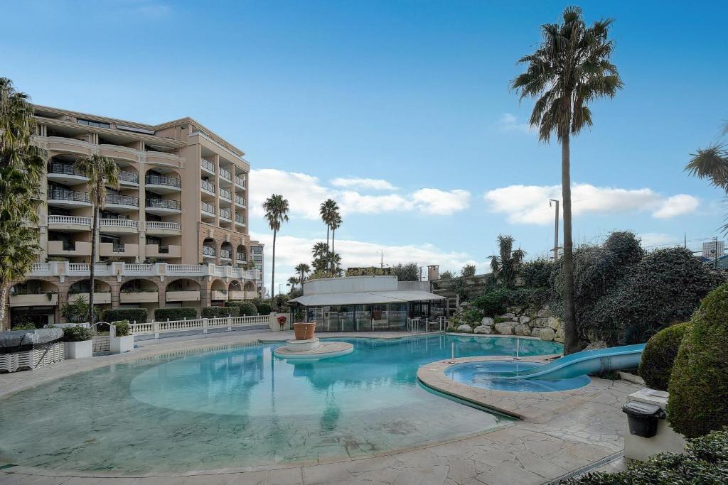 une grande piscine devant un hôtel dans l'établissement Palm Beach 128 - Appartement dans résidence clim - wifi proche mer, à Cannes