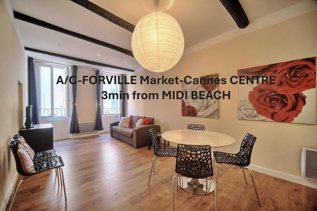 un salon avec une table et des chaises dans l'établissement APPARTEMENT SPACIEUX PROCHE des PLAGES - A2B105, à Cannes