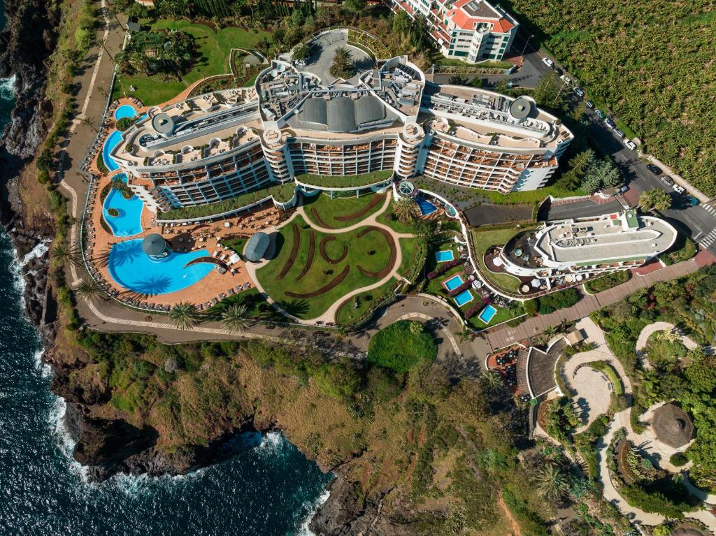 Bazén v ubytování Pestana Grand Ocean Resort Hotel nebo v jeho okolí