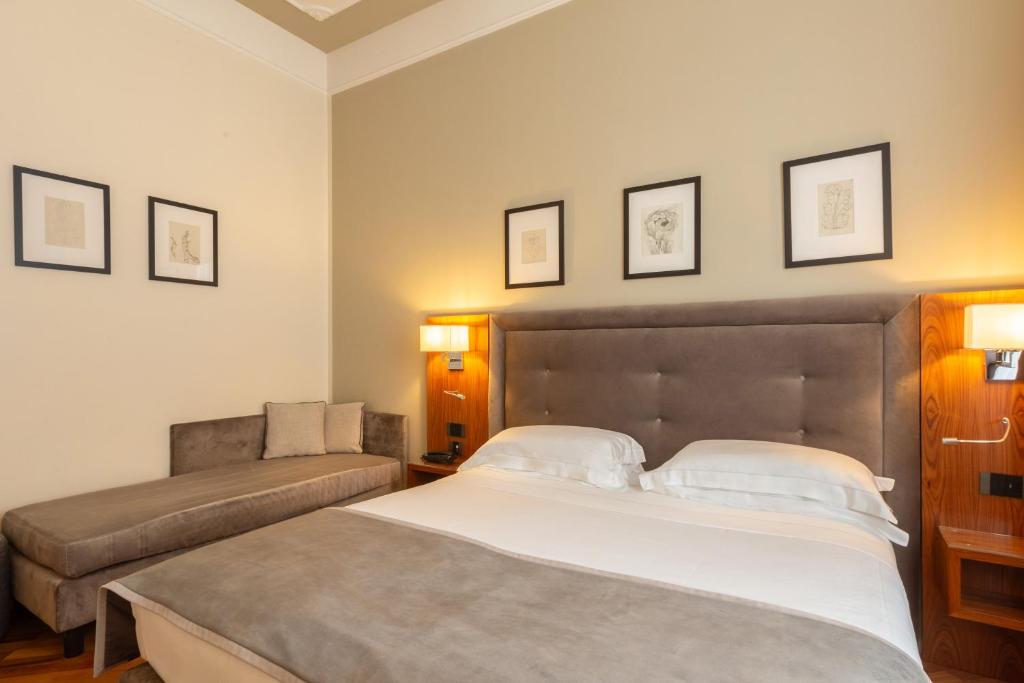 Postel nebo postele na pokoji v ubytování Hotel Embassy