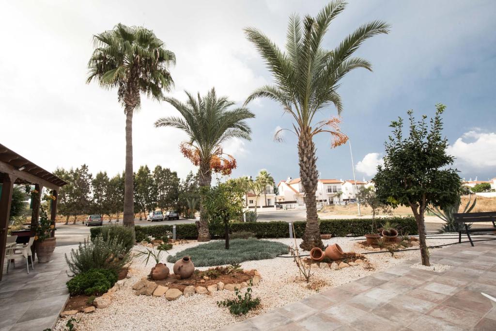 Ein Garten an der Unterkunft DebbieXenia Hotel Apartments