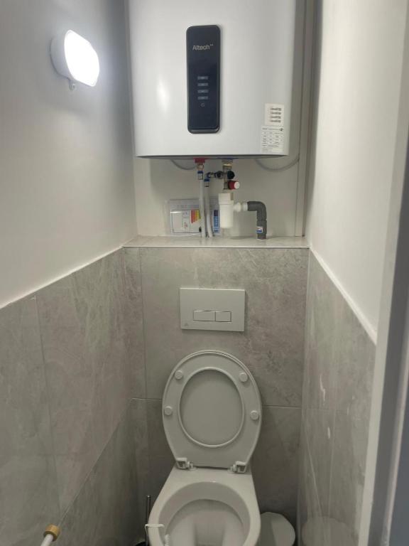 une petite salle de bain avec des toilettes avec un téléphone au-dessus dans l'établissement Boetman 2, à Saint-Raphaël