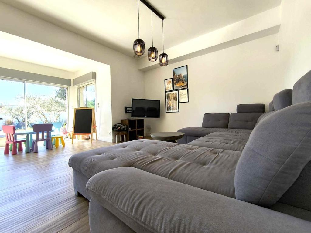 un salon avec un lit et un canapé dans l'établissement Villa des deux horizons, piscine, idéal famille, à Sorgues